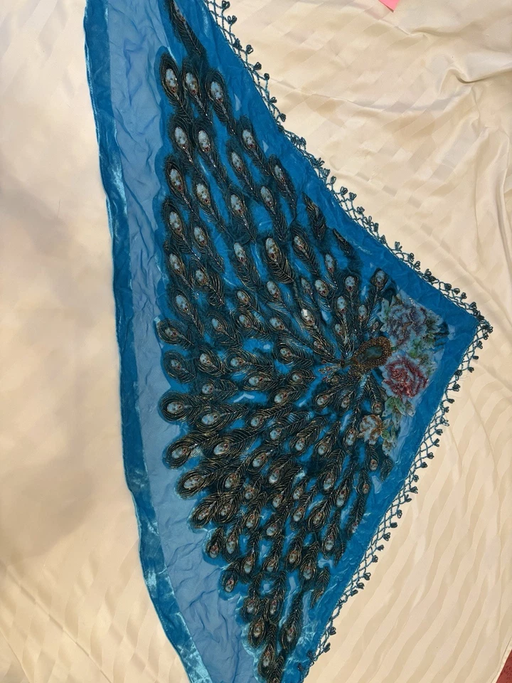 Kirk's Folly Cuentas Triangular Terciopelo Seda Pavo Real Bufanda Chal Envoltura Azul Foto 3 de 4