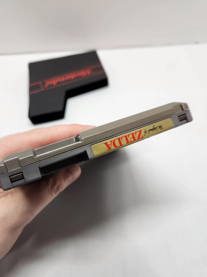 Cartucho Nintendo NES The Legend of Zelda cinza/dourado - Imagem 3 de 4