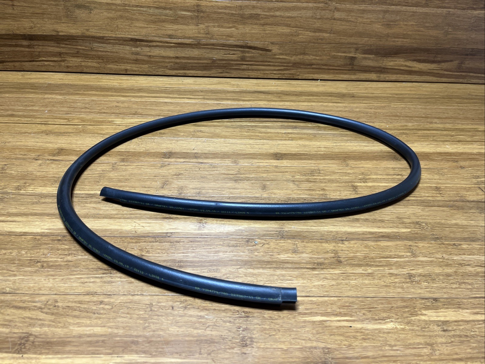 2017-2023 Rolls Royce Dawn RR6 Front Left Door Lower Seal Rubber 7304779 OEM