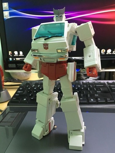 TRANSFORMERS MASTERPIECE MP-30 RATCHET CYBERTRON MEDIC NISSAN CHERRY VANETTE - Picture 7 of 7