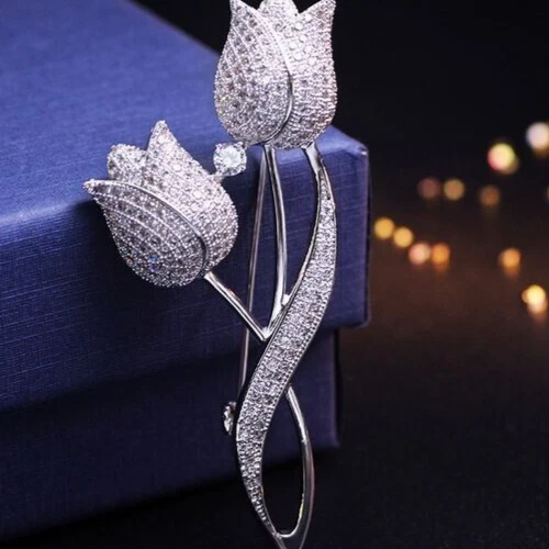 Broche prendedor de loto de 5,22 quilates de diamante simulado corte redondo de plata de ley 925 blanco Foto 2 de 4