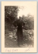 VINTAGE PHOTO OLD ANTIQUE PICTURE IMAGE USA WW2 NAVY SAILOR MAN HAT UNIFORM DOG