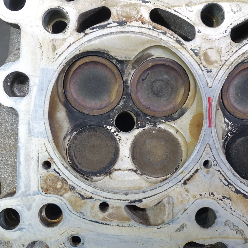 Culata de motor de 6 cilindros BMW N52 N52N 06-13 dañada con válvulas OEM Foto 3 de 4