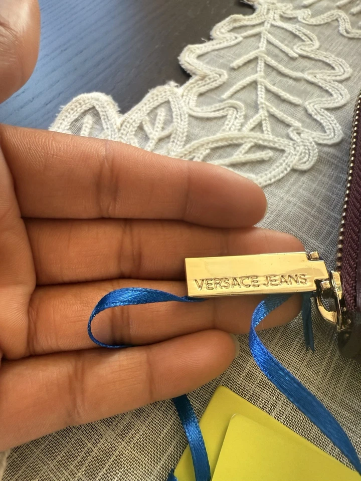 Cartera Versace Jeans Alta Costura Guijarro Imitación Cuero Dorado Medallón Grande Larga Foto 4 de 4