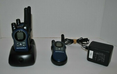 Motorola Walkie Talkies (3) K7GSX900 w/ Adaptor, Base Charger and