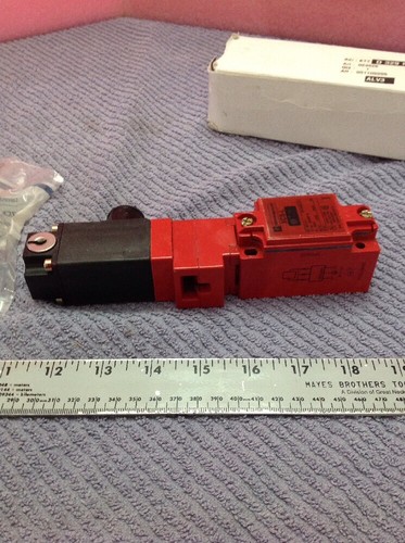 Interruttore di limitazione Telemecanique XCS L566B1 nuovo con scatola - Foto 8 di 12