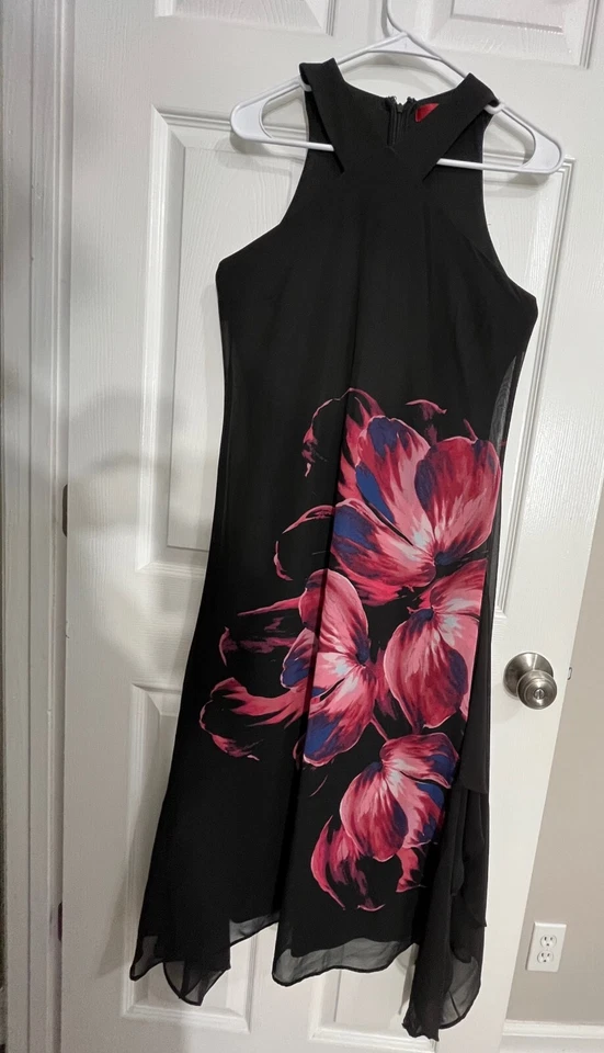 Vestido Halter Jennifer Lopez Negro Sin Mangas con Estampado Floral Vibrante, XS-S Foto 3 de 4