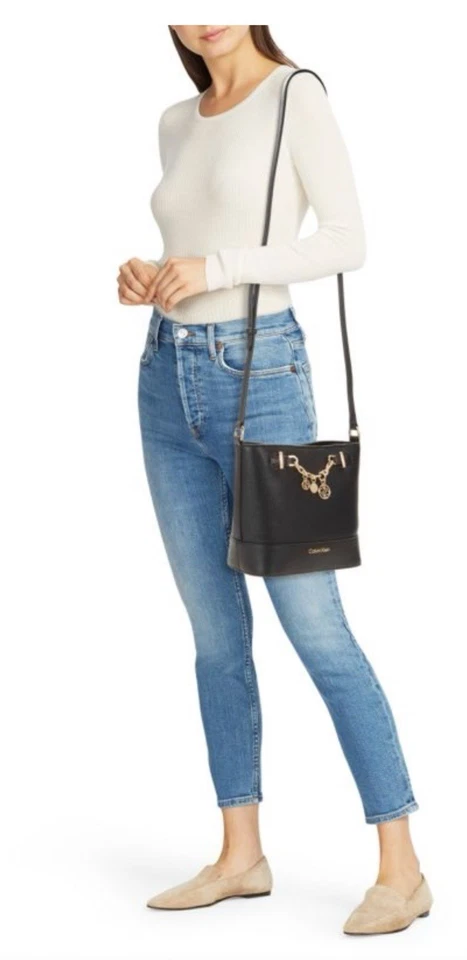 Bolso Bandolera CALVIN KLEINAdrina Logo Charm Negro con Dijes Dorados Foto 2 de 4