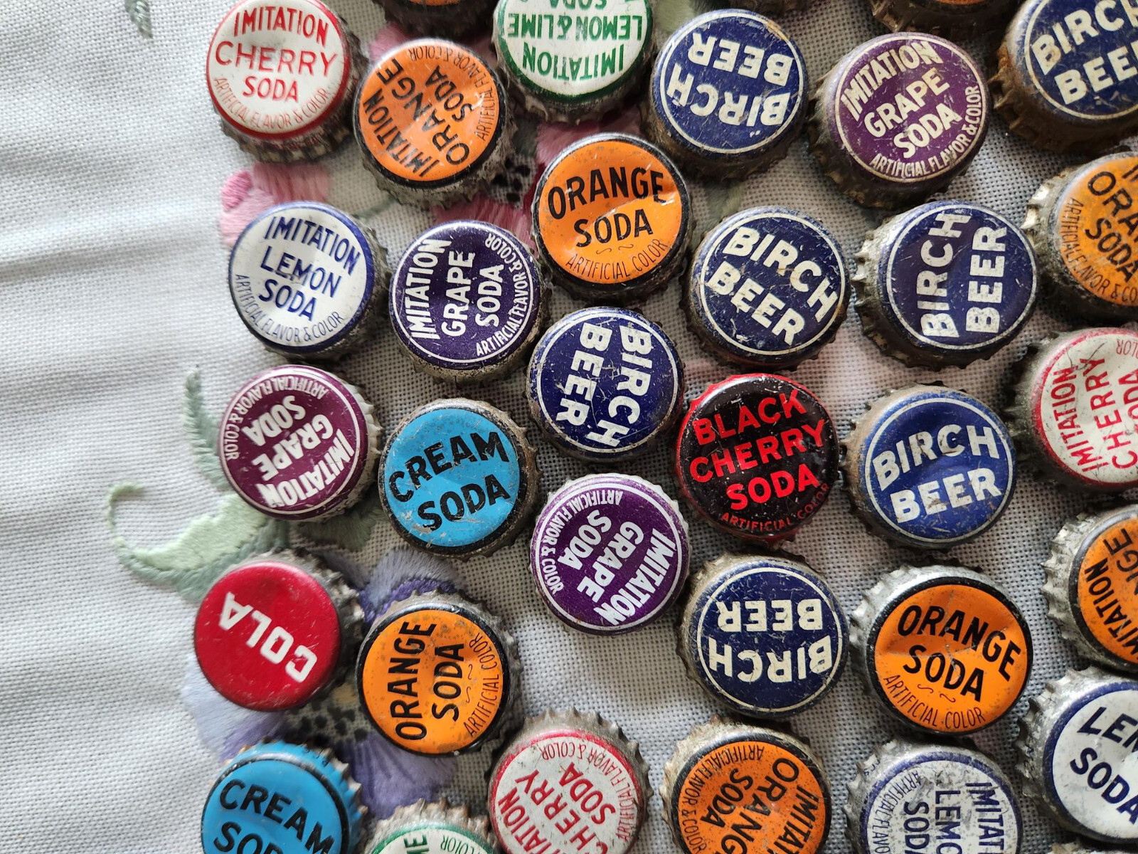 LOT OF 126 VINTAGE CORK LINED BOTTLE CAPS 15 DIFFERENT GENERIC