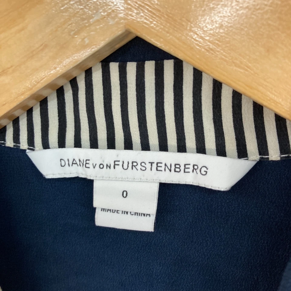 Diane Von Furstenberg Womens Blouse Top Size 0 Silk Long Sleeve Button Up 44620 - image 4 of 4