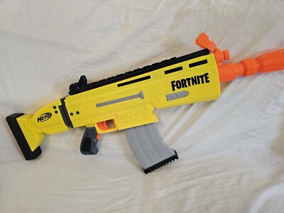 Nerf N-Strike Elite Fortnite Scar AR-L Blaster mit Bananenmagazin