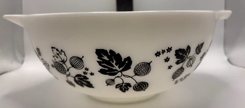 Vintage Pyrex Gooseberry Cinderella Bowl 2 1/2 Qt #443 Black & White Made In USA
