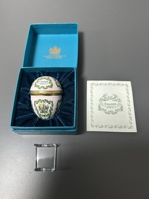 1977 BILSTON & BATTERSEA EMAILLE OSTEREI VERPACKT MIT ZERTIFIKAT LUCITE STÄNDER