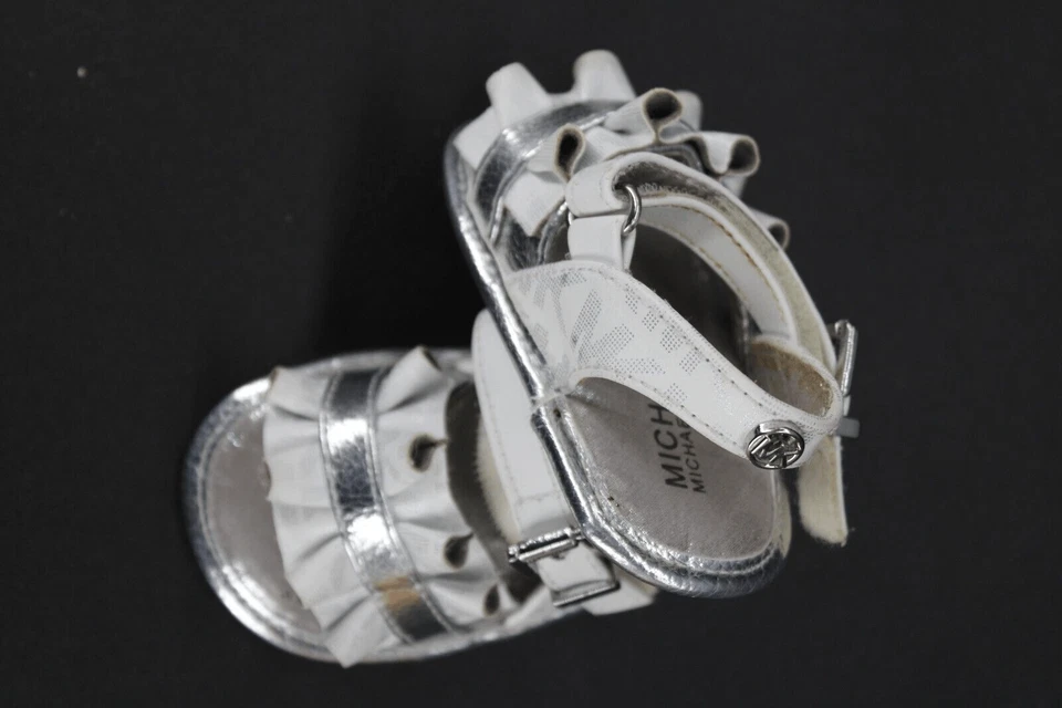 Sandalias metálicas MICHAEL Michael Kors para niñas bebé gratis, 2 blancas/plateadas Foto 3 de 4