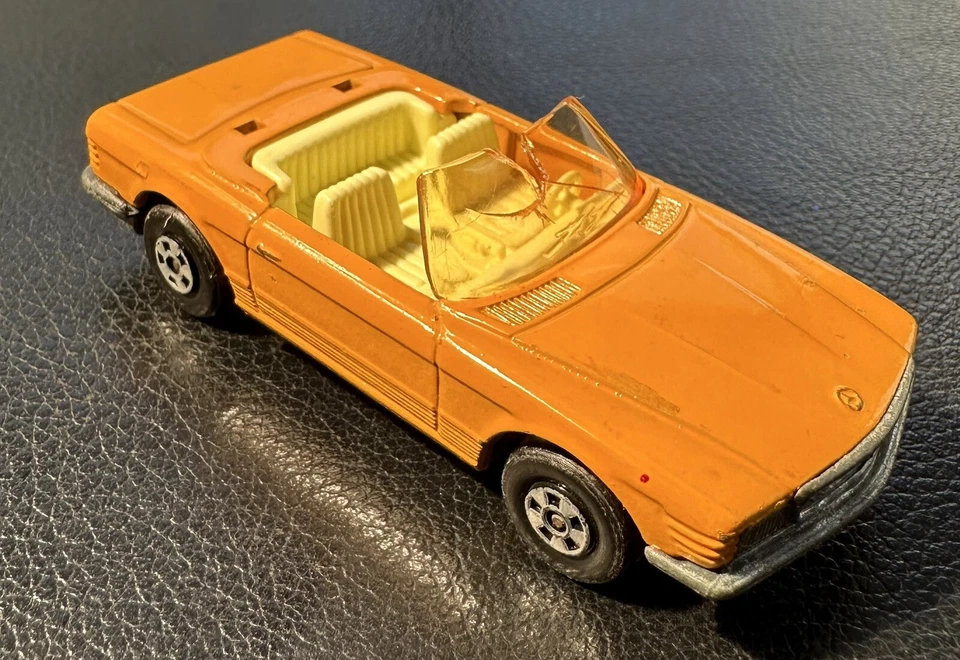 Matchbox Superfast 1973 Mercedes-Benz 350SL Tourer No. 6- 1:64 amarillo/naranja Foto 2 de 4