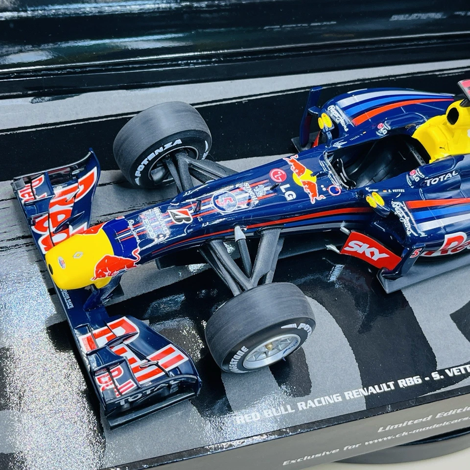 MINICHAMPS 1/18 Red Bull Racing Renault RB6 Vettel Brazillian GP 2010 113100205 - Image 3 of 4