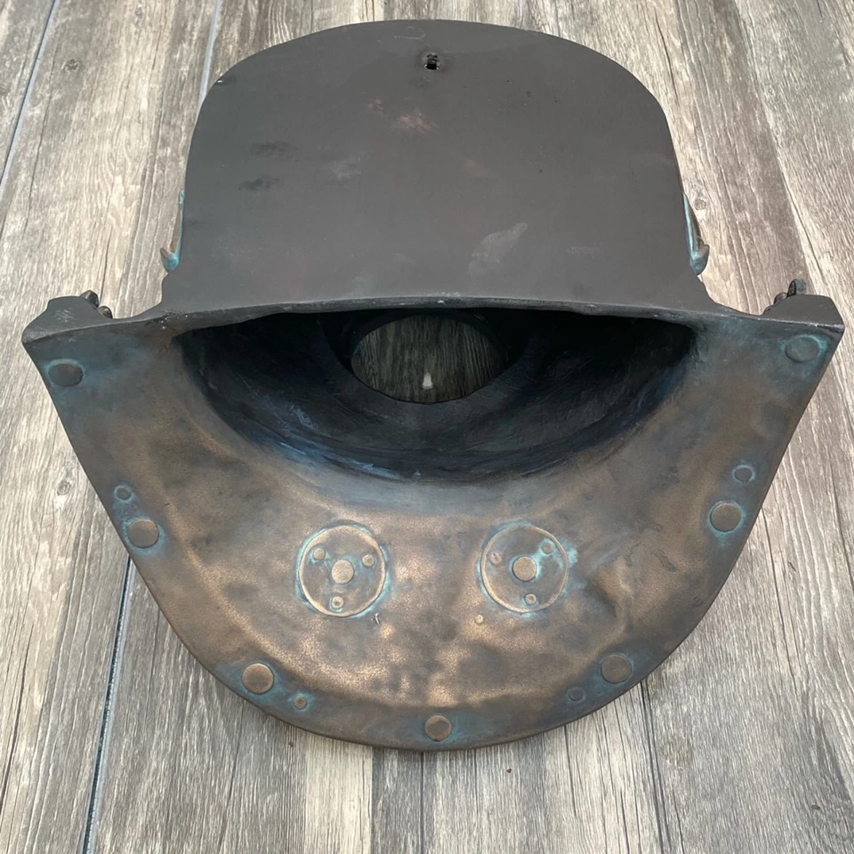 Casco de buceo de aguas profundas de montaje en pared en bronce sintético Foto 4 de 4