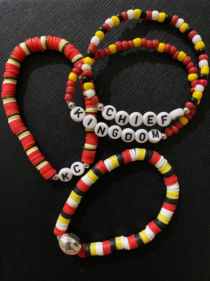 Juego de 4 brazaletes Kansas City Chiefs para mujer - Chiefs Kingdom - encanto de fútbol americano Foto 2 de 2