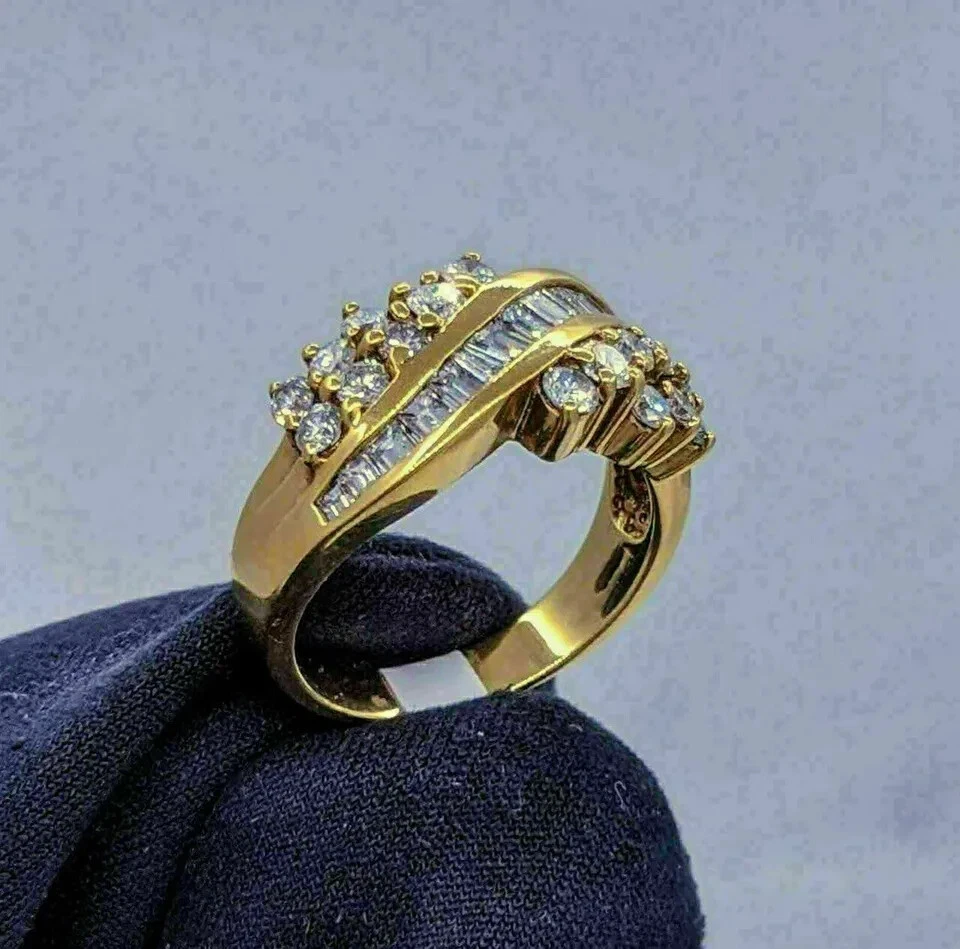Anillo de boda con racimo de diamantes de corte baguette de 2 quilates enchapado en oro amarillo de 14 quilates Foto 3 de 4