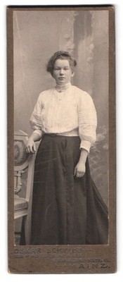 Fotografie Oskar Schmidt, Mainz, Portrait Dame in weißer Bluse und schwarzen Ro 