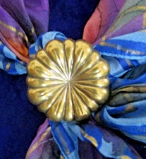 Vintage Jeri Lou SCARF CLIP gold tone Floral 1.75” diameter