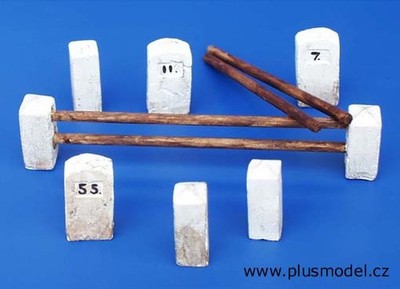 PLUS MODEL, 5 Kilometermarkierungen 3 cm hoch und 3 Zäune 30 x 3 cm zum Zusam...