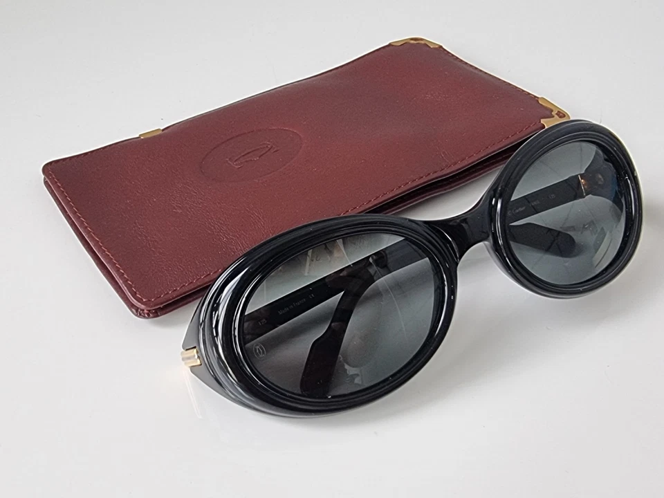 GAFAS DE SOL VINTAGE CARTIER FRISSON OVALADAS CHAPADAS EN NEGRO Y ORO PARA MUJER CON ESTUCHE 1990 Foto 2 de 4