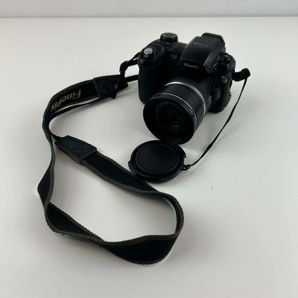 Fujifilm FinePix S5500 4.0MP Digital Camera Black Adapter Ring AR-FX5A & Case - Image 2 of 4