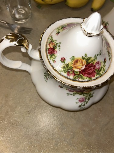 Royal Albert Old Country Roses Fluted Large 6 Cup Teapot & Lid - England 1962 - Picture 3 of 5