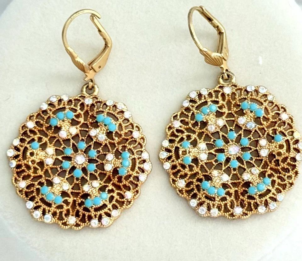 "Pendientes de filigrana dorada La Vie Parisienne de C. Popesco cristal y turquesa, 1""" Foto 2 de 2