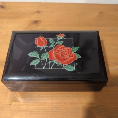 Schöne 80er Jahre Vintage Spieluhr, schwarzer Lack mit roten Rosen. Spielt Musik 