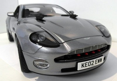 Kyosho 1/12 Scale Diecast 08603S Aston Martin V12 Vanquish 007