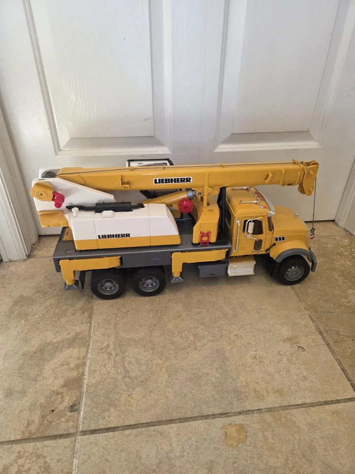 Bruder Mack Granite Liebherr Crane Truck 02818 Yellow 1:16 LTF 1045 Semi-Loader - Image 3 of 4