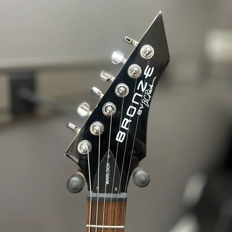 BC Rich Warlock Serie Bronce Usado Configuración Profesional con D'Addario 10s Foto 3 de 4
