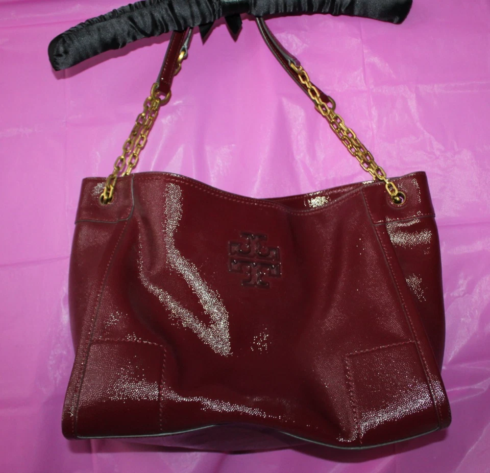 Bolso de mano holgado Tory Burch Britten de cuero granulado color vino tinto con cadena