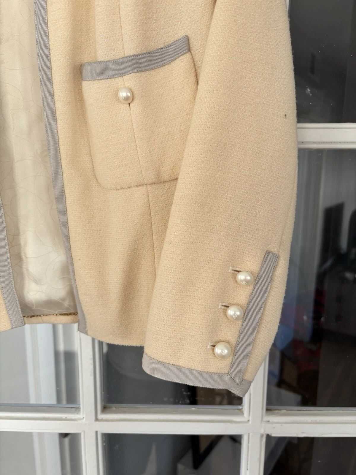 Giacca Chanel usata lana panna con fodera in seta con perle finte taglia FR 40
