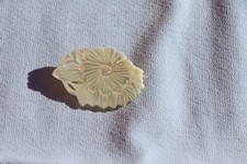 Broche "fleurs" en nacre véritable