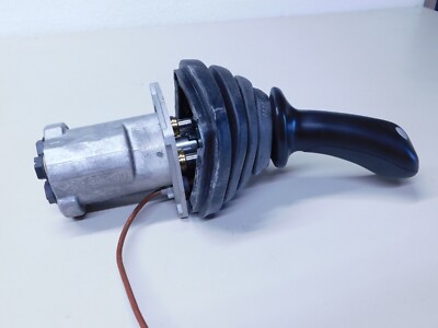 REXROTH JOYSTICK VORSTEUERGERÄT + 1 TASTER 4TH5 E 106-11 REXROTH JOYSTICK VORSTEUERGERÄT + 1 TASTER 4TH5 E 106-11