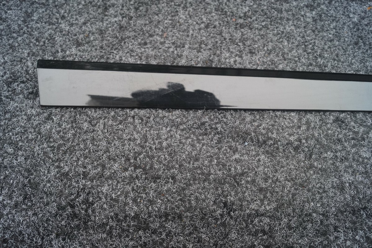 Orig Mercedes Benz ML W164 Türleiste vorne rechts Obsidian schwarz  