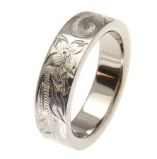 ANILLO BANDA PERGAMINO PLUMERIA HAWAIANA GRABADO A MANO TITANIO 6 MM