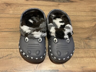 Clogs Boys Shark Fur Lined Clog Shoes Gray Size 10 ~ EUC