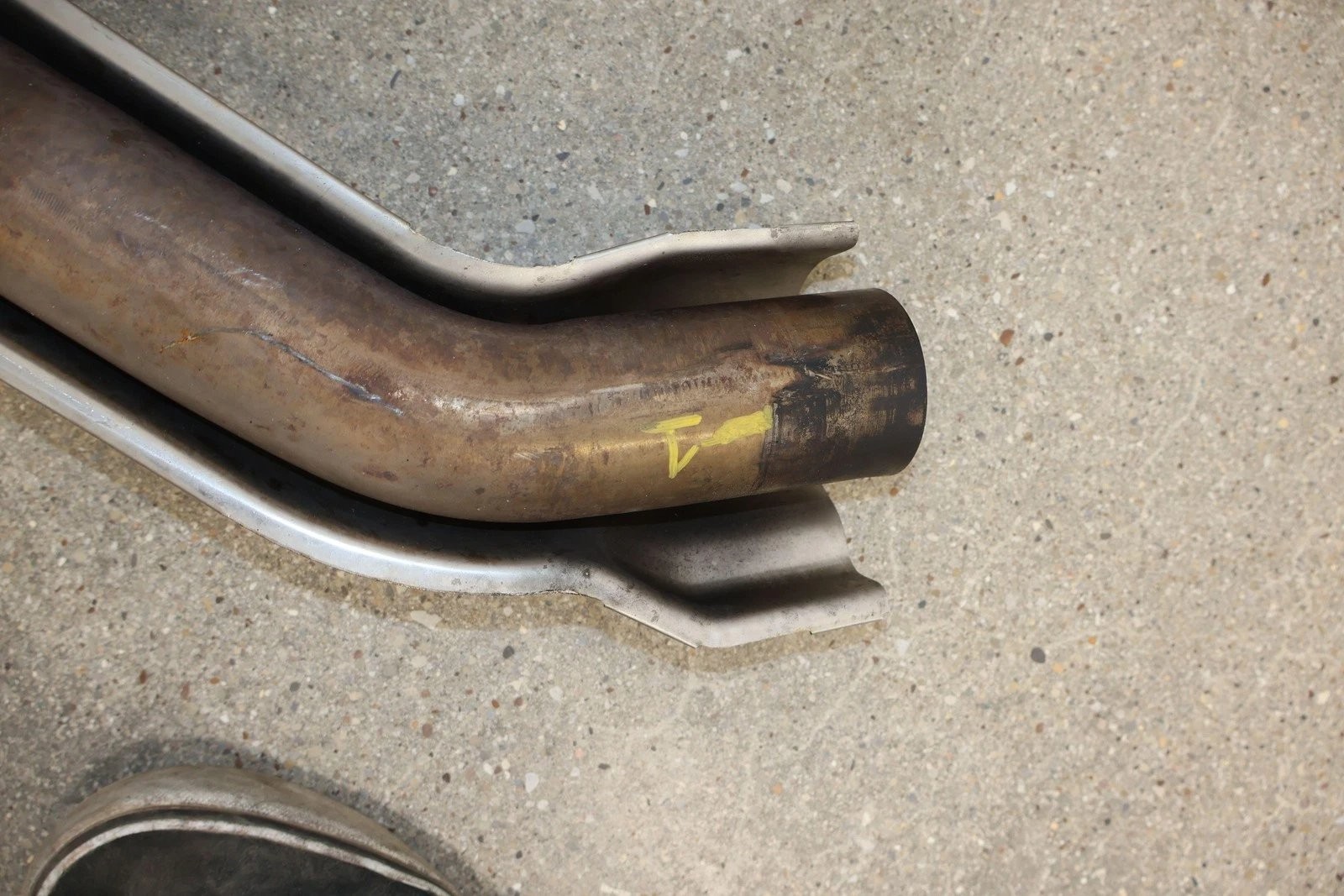2009 Aston Martin V8 Vantage OEM Center Exhaust Pipe (6G33-5220-DD) 61K Miles