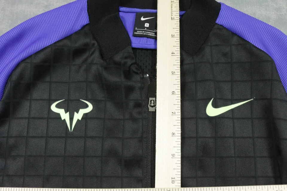 Chaqueta de tenis Nike Rafa para hombre pequeña negra púrpura bolsillos con cremallera logotipo de toro ropa deportiva Foto 3 de 4