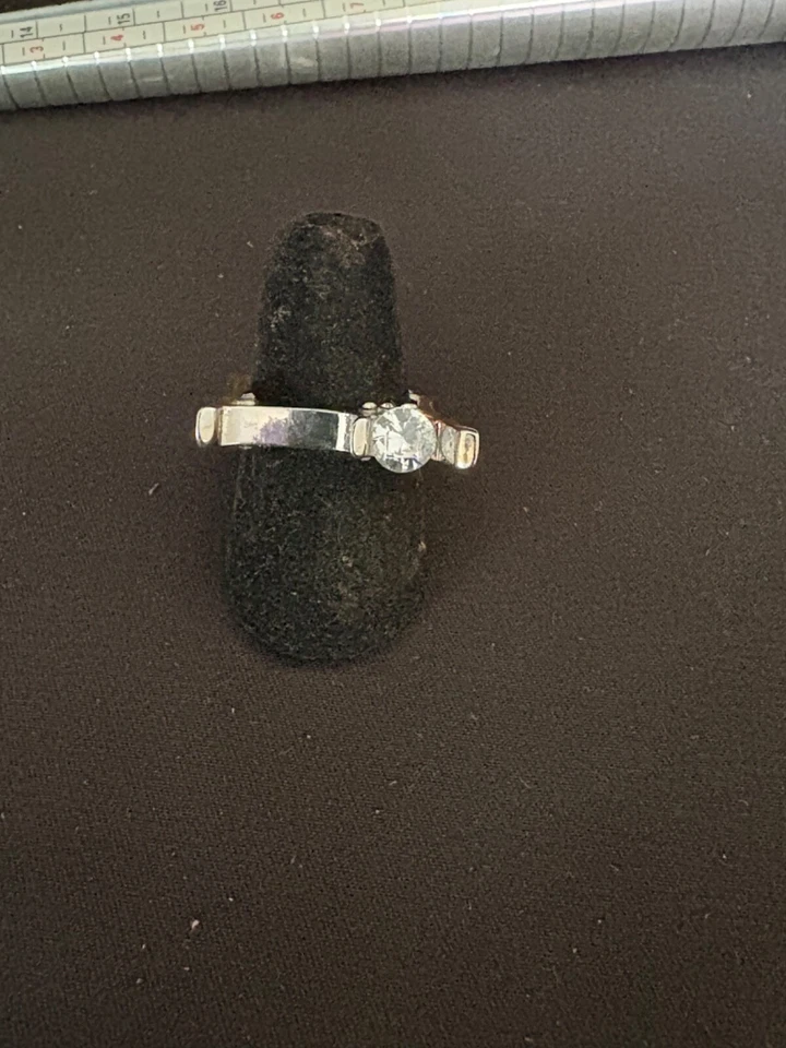 Hermoso anillo de moda cuadrado talla 7 Foto 3 de 4