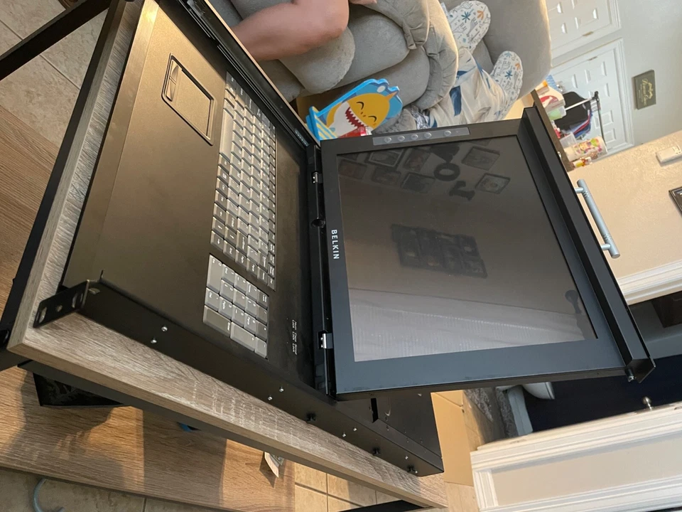 Estuche para gabinete de servidor Belkin 17" cajón profundo para rack Foto 2 de 4