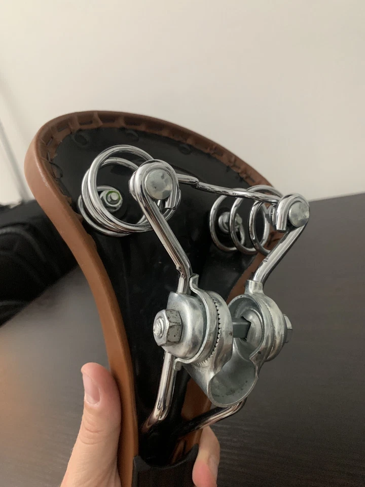 MICARGI NEGRO/PLATEADO BICICLETA ASIENTO SILLÍN APROX USADO EN EXCELENTE CONDICIÓN Muelles amortiguadores Foto 4 de 4