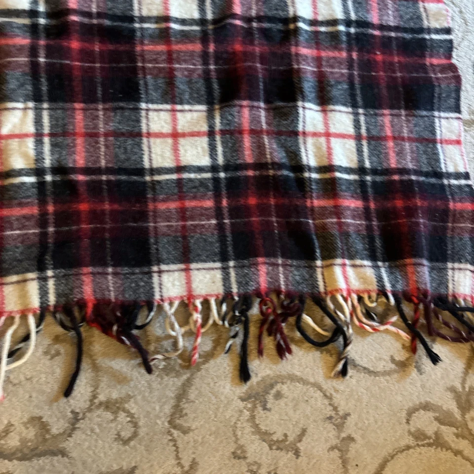 Vtg PENDLETON THROW Red & BlackPLAID TARTAN BLANKET THROW w/ FRINGE,TAG 49 X 63 - Image 4 of 4