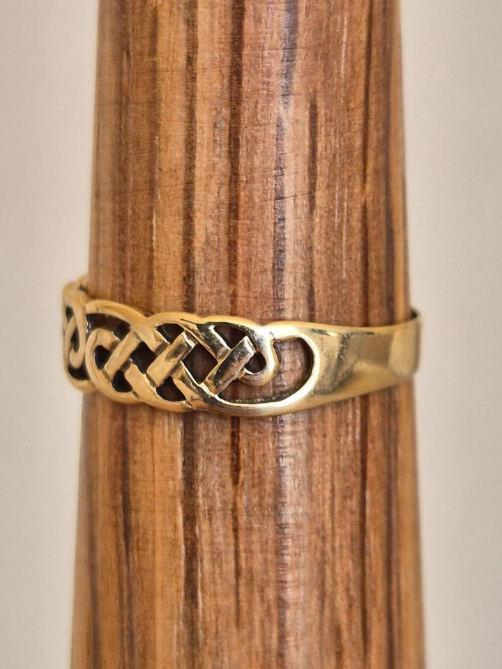 Beautiful 9k Gold Wedding half celtic band size N - Image 2 of 4