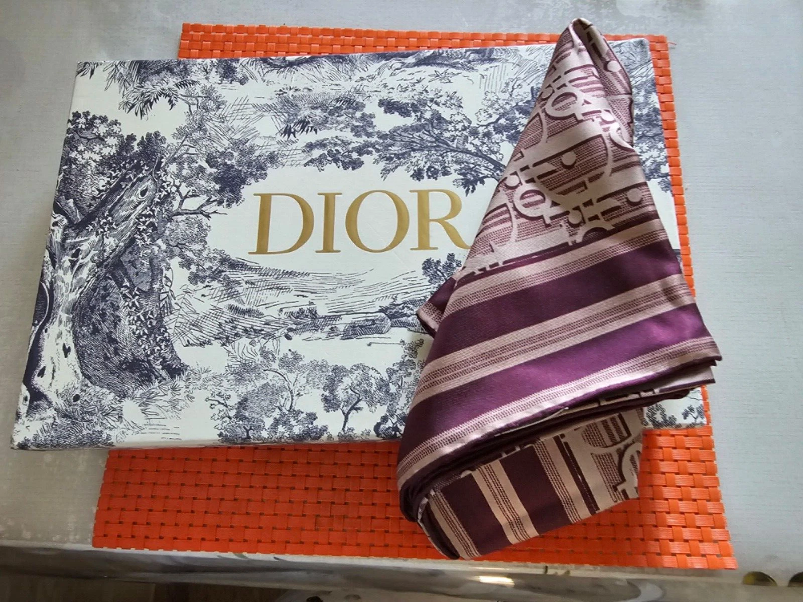 FOULARD FEMME CHRISTIAN DIOR INCROYABLE 100 % ORIGINAL 100 % SOIE ITALIE