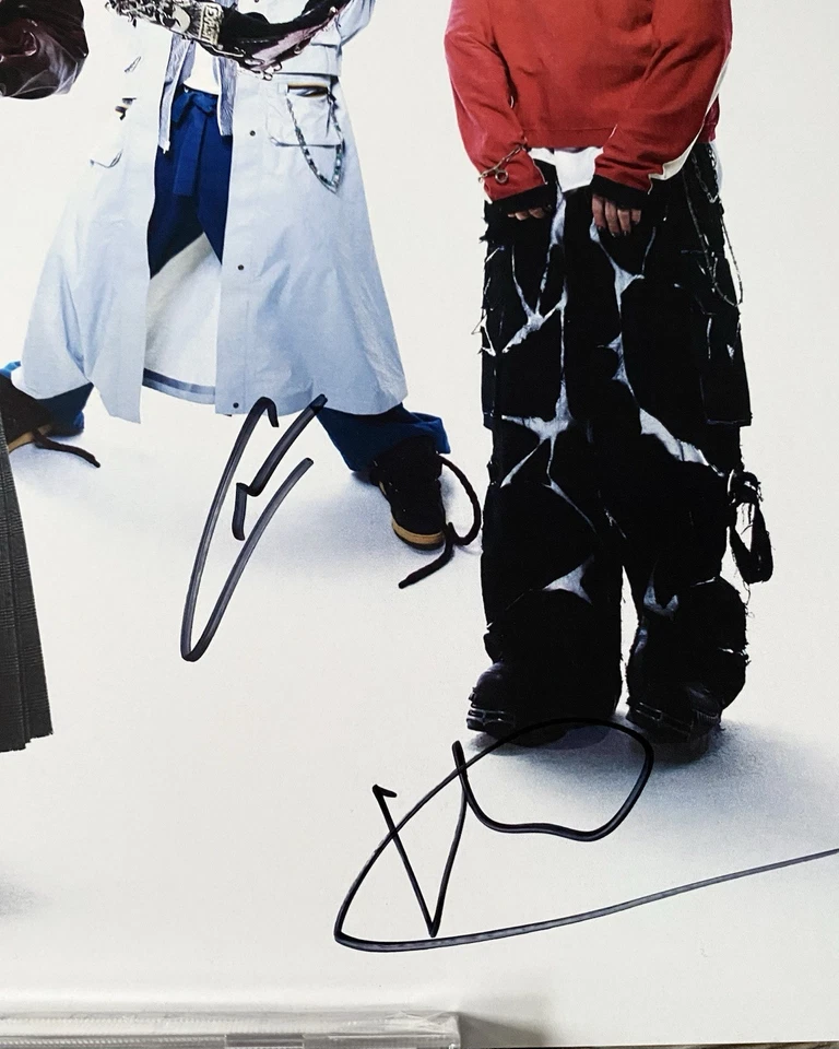 5 Seconds Of Summer Everyone’s A Star Lyrics Hand Signed 12” Art + CD Album 5SOS - Image 3 of 4